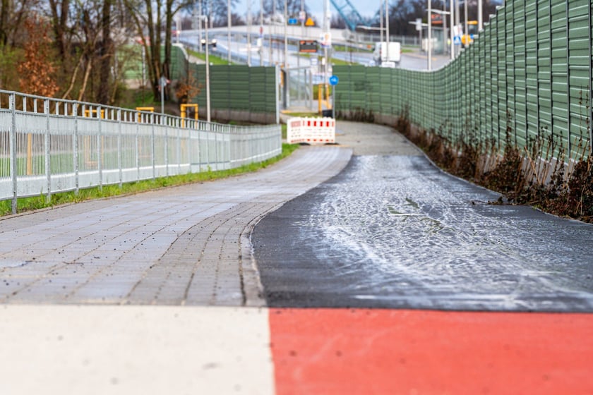 Przybywa asfaltu na kolejnych odcinkach drogi rowerowej na alei Wielkiej Wyspy.